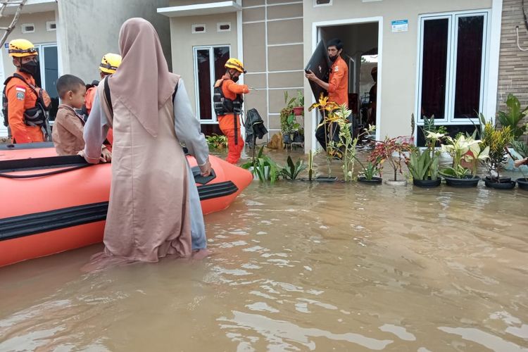 Evakuasi warga di Perumahan Anjayo Kampak, Pangkalpinang, Rabu (24/11/2021).