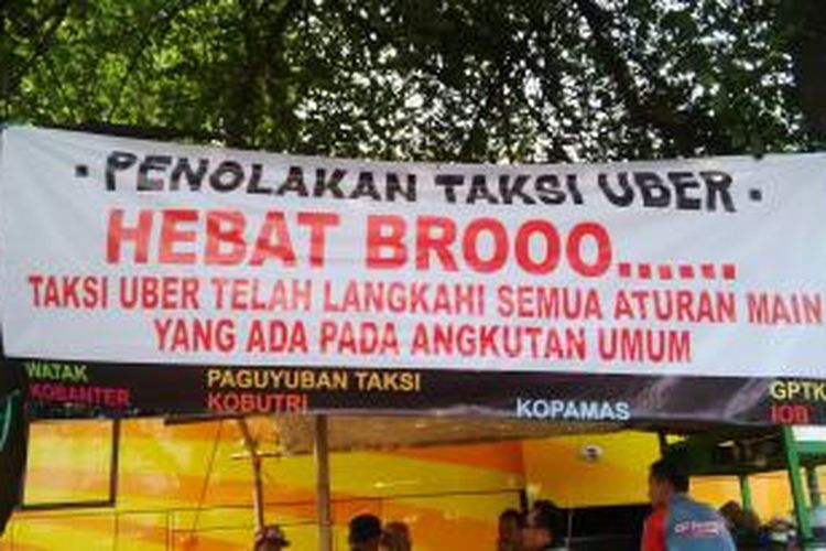 Spanduk penolakan Uber di Bandung.