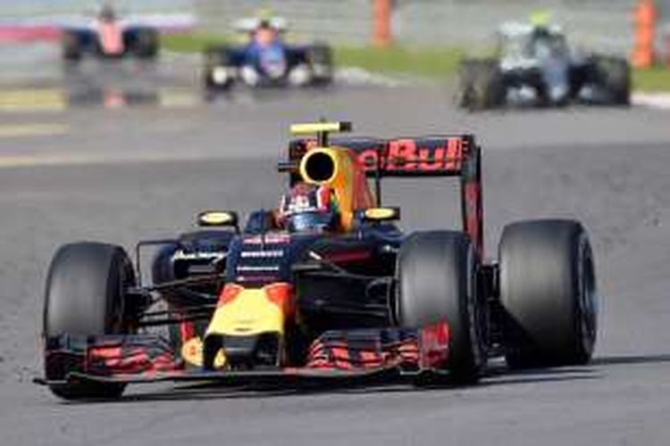 Pebalap Red Bull Racing asal Rusia, Daniil Kvyat, memacu mobilnya pada balpaan GP Rusia di Sochi Autodrom, Minggu (1/5/2016).