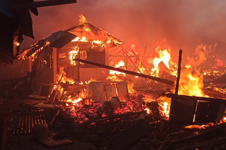 TERBAKAR- Pasar Slogohimo yang berada di pinggir ruas jalan Wonogiri-Ponorogo, Kecamatan Slogohimo, Kabupaten Wonogiri, Jawa Tengah dilaporkan terbakar sejak Kamis (28/9/2023) sore.