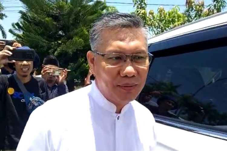 Eks Wali Kota Kendari Sulkarnain Kadir baju Koko putih penuhi panggilan pemeriksaan penyidik Kejati Sultra