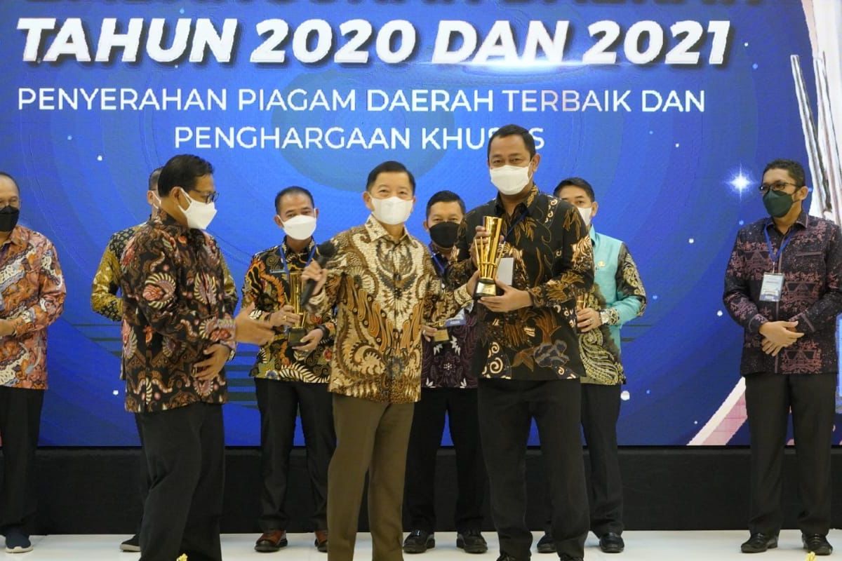 Wali Kota (Walkot) Semarang Hendrar Prihadi saat menerima penghargaan Piagam Penghargaan Pembangunan Daerah 2021 secara langsung dari Menteri PPN / Kepala Bappenas Suharso Monoarfa di kantor Bappenas, Jalan Taman Untung Suropati, Jakarta Pusat, Kamis (25/11/2021).
