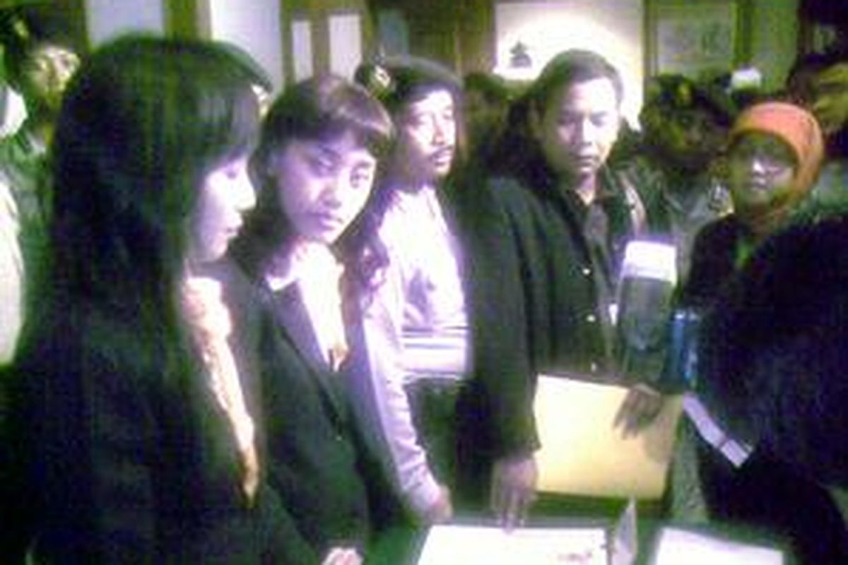 Anggota Bawaslu, Wahidah Syuaib (jilbab merah), menego panitia pengumuman rekapitulasi suara karena tidak diperbolehkan masuk 