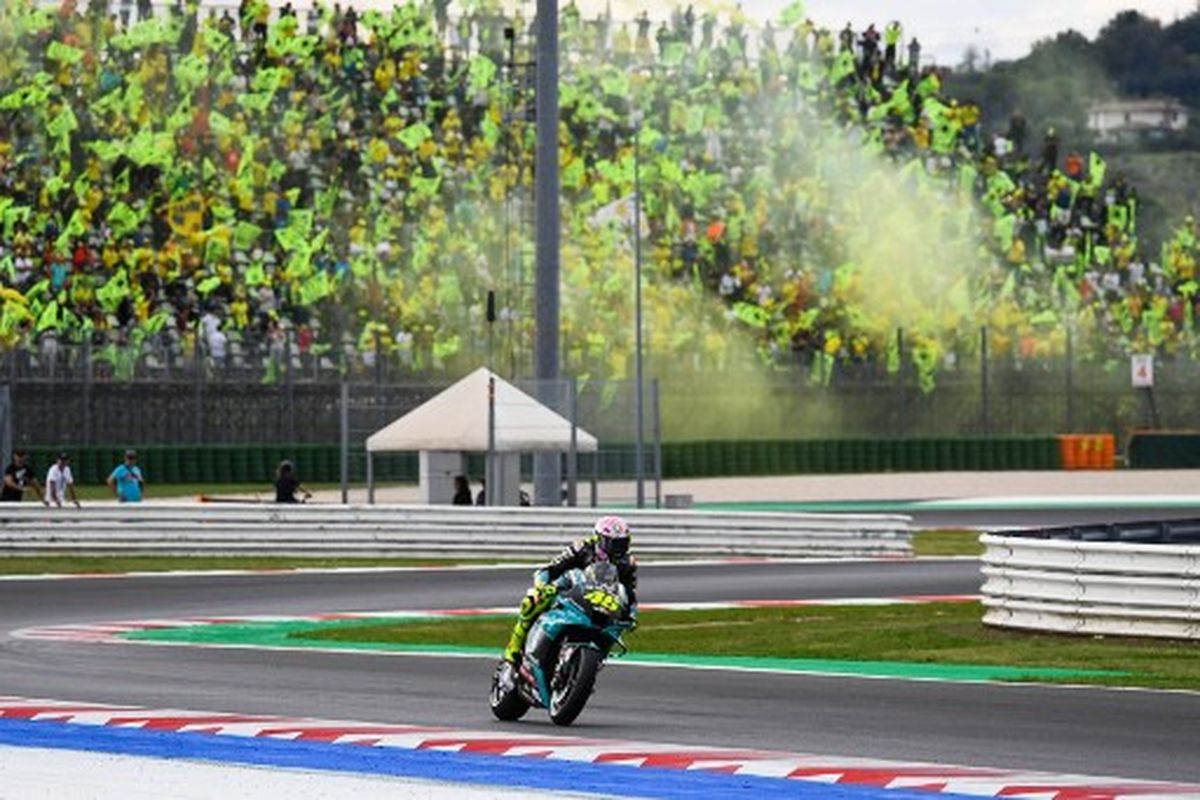 Yamaha-SRT Italian rider Valentino Rossi rides past his fans as he goes to take the start of the San Marino MotoGP Grand Prix at the Misano World Circuit Marco-Simoncelli on September 19, 2021 in Misano Adriatico, Italy. (Photo by ANDREAS SOLARO / AFP)