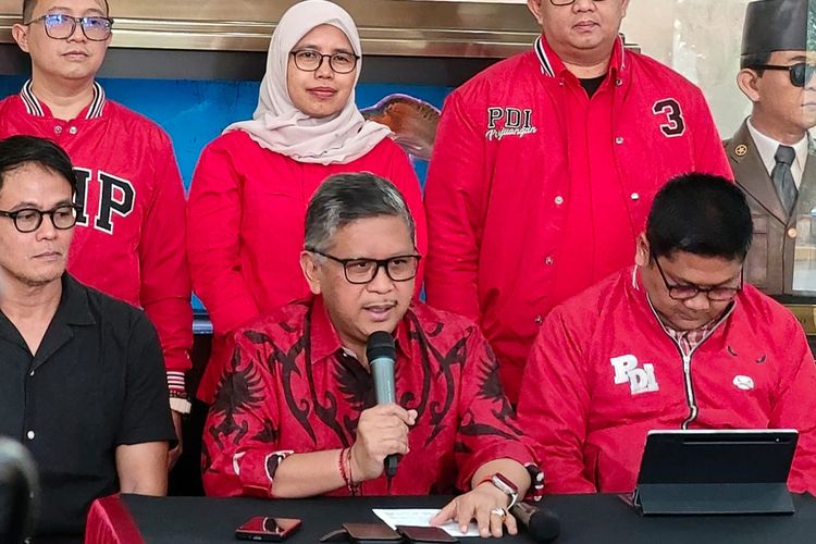 Sekretaris Jenderal PDI-P Hasto Kristiyanto (tengah memegang mic) di Kantor DPP PDI-P, Jalan Diponegoro, Menteng, Jakarta Pusat, Kamis (1/2/2024).