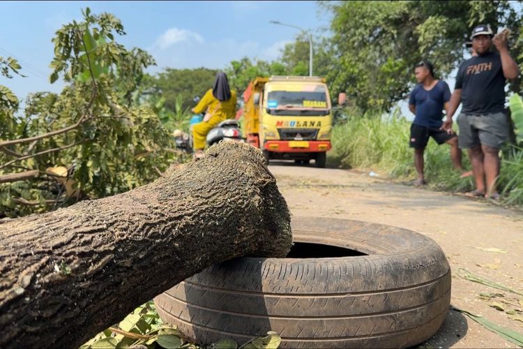 Dampak Aktivitas Tambang, Warga Pasuruan Blokade Jalan