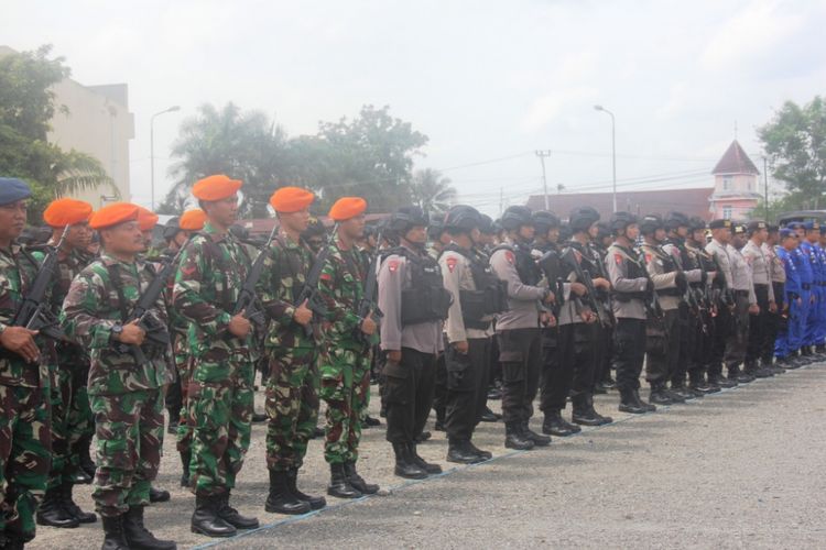Personel TNI - Polri di Mimika sedang mengikuti apel gelar pasukan Mantap Brata Matoa  2018 di Lapangan TIMIKA Indah, Rabu (19/9/2018)