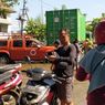 Perjuangan Teguh Terjang Rob di Pelabuhan demi Selamatkan Sepeda Motor Istrinya
