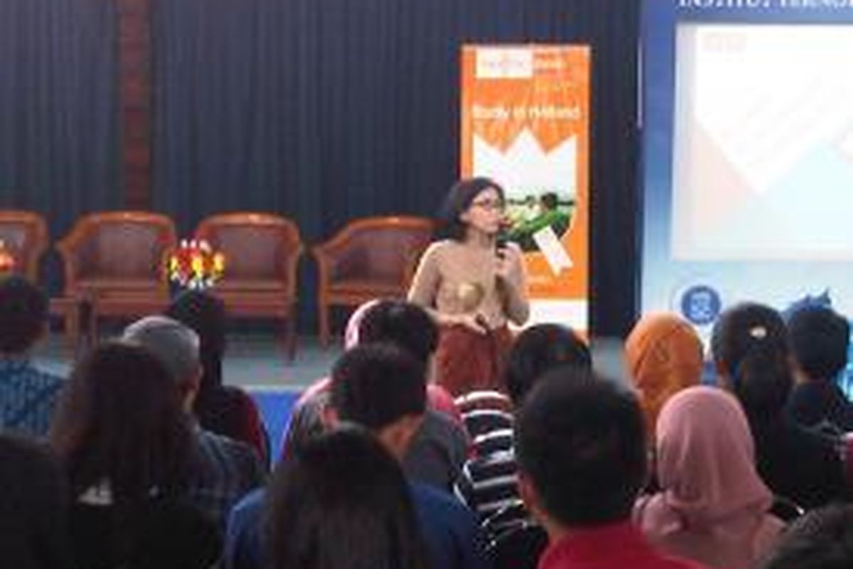 Koordinator beasiswa Nuffic Neso Indonesia, Indy Hardono, tengah memberikan presentasi StuNed di harapan 300 mahasiswa perguruan tinggi di Bandung dan sekitarnya di Aula Barat Institut Teknologi Bandung (ITB), Kamis (23/10/2014) kemarin. Belanda menawarkan pendidikan tinggi melalui 2.100 program studi di perguruan-perguruan tingginya saat ini. 

