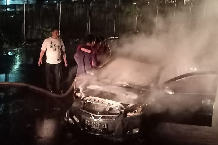 Kondisi mobil Toyota Vios milik Nadirsyah (46) yang terbakar di Jalan Lapter, RT 05, Kelurahan Air Kuti, Kecamatan Lubuklinggau Timur I, Kota Lubuklinggau, Sumatera Selatan.