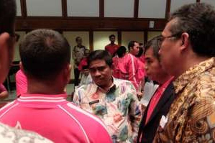 PLT Gubernur DKI, Soni Sumarsono di tengah protes atlet dan pembina olah raga DKI