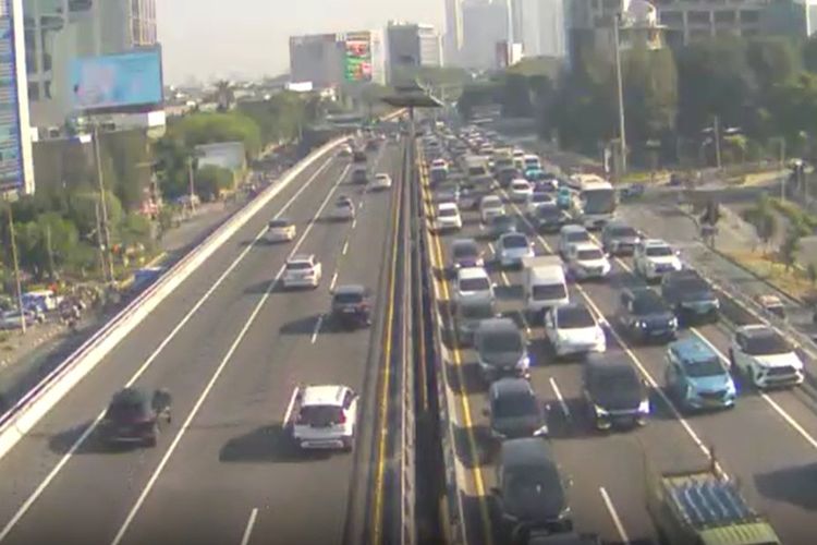 Lalu Lintas Tol Jakarta Pagi Ini: Tol Dalam Kota Padat, Trailer Mogok di Kuningan