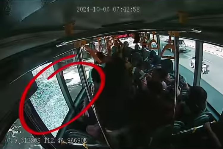 Kaca Bus Trans Jatim Surabaya-Bangkalan yang retak dilempar batu oleh orang tak dikenal, Minggu (6/10/2024).