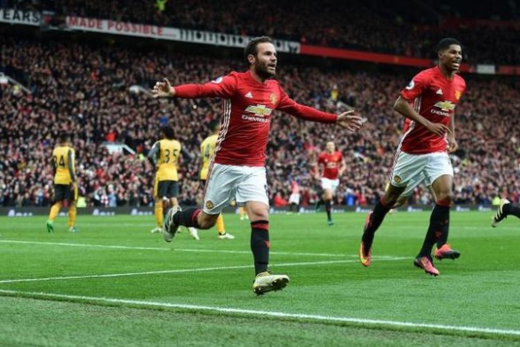 Gelandang Manchester United, Juan Mata (kiri), merayakan gol ke gawang Arsenal dalam laga Premier League di Stadion Old Trafford, Sabtu (19/11/2016).