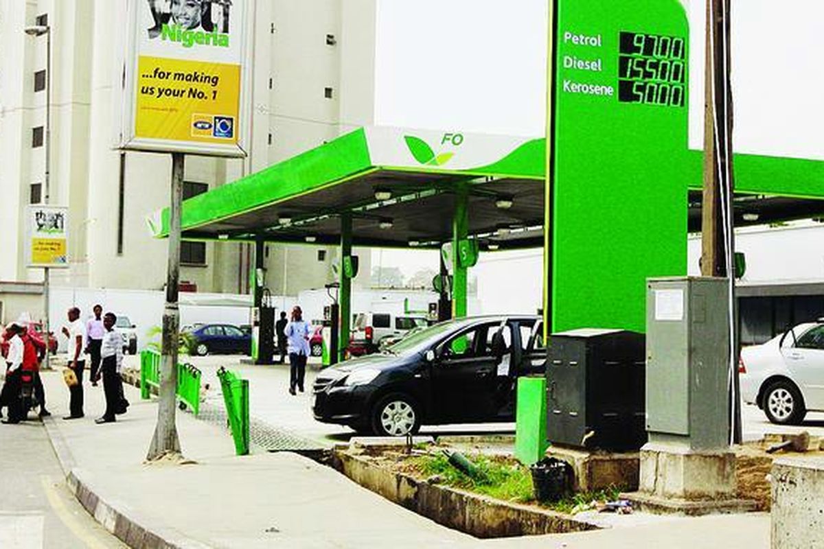 Harga bensin, solar, dan minyak tanah   terpampang di sebuah stasiun pengisian bahan bakar di Lagos, Nigeria, Selasa (17/1). Pemerintah Nigeria akhirnya kembali menurunkan harga bahan bakar setelah pencabutan subsidi memicu unjuk rasa dan mogok massal di seluruh negeri. Namun, masalah di negara penghasil minyak utama Afrika ini belum selesai. 