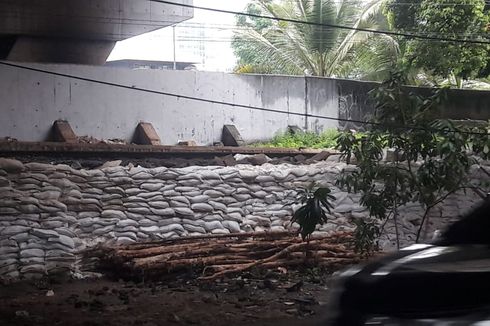 Menengok Tanggul Latuharhary yang Retak Saat Awal Banjir 2020...