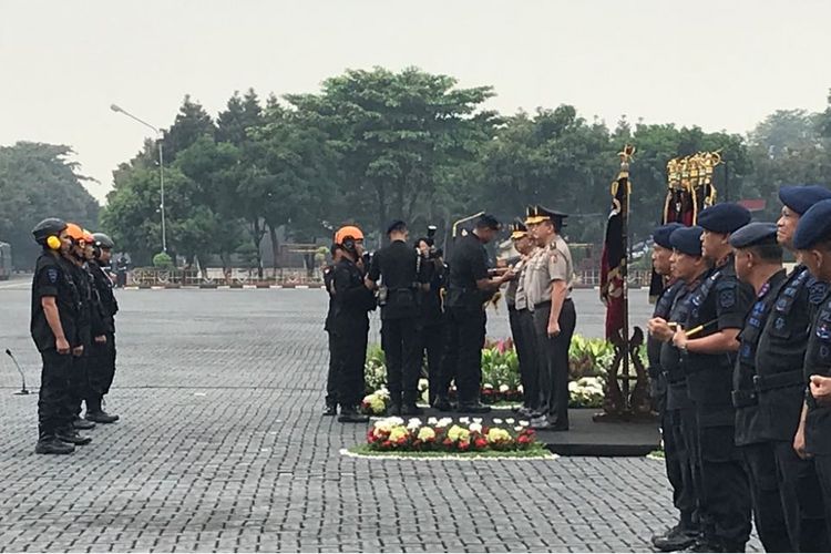 Komandan Korps Brimob Polri Irjen (Pol) Rudy Sufahriyadi menganugerahkan Warga Kehormatan Brimob kepada lima pejabat di Divisi Humas Polri dan Pusat Keuangan Polri di Lapangan Mako Brimob Polri Kelapa Dua, Depok, Rabu (27/2/2018).