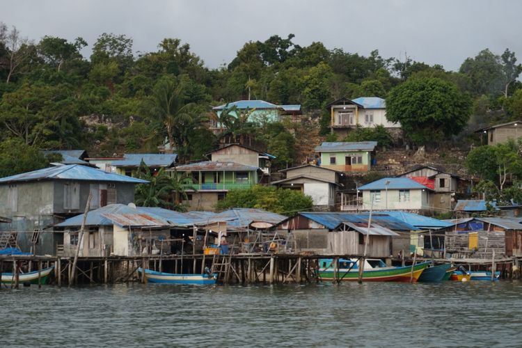 Pulau Arguni dari kejauhan. Masyarakat banyak tinggal di tepi pantai atau di karang karang ketinggian