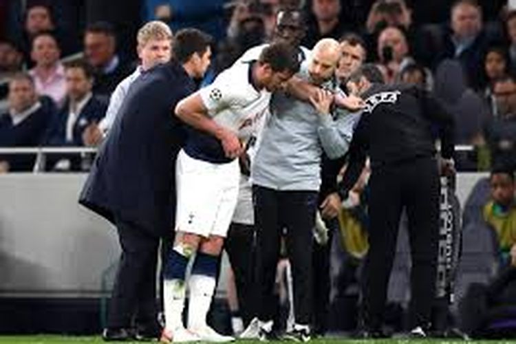 Jan Vertonghen dipandu ke luar lapangan oleh Mauricio Pochettino setelah menerima cedera di wajah saat Totthenham Hotspur kalah 0-1 dari Ajax Amsterdam pada leg pertama babak semifinal Liga Champions, Rabu (1/5/2019)