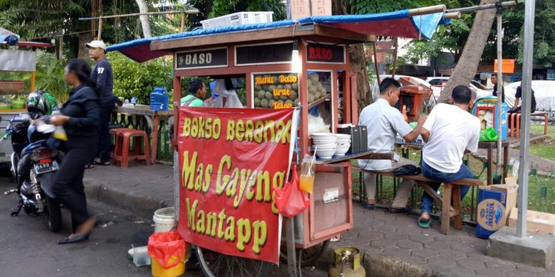 Gerobak Bakso Pak Gayeng berada di samping jejeran kuliner streetfood lainnya, tepatnya di Jalan Tulang Bawang 4 Cideng, Gambir, Jakarta Pusat, Jumat (14/7/2017).