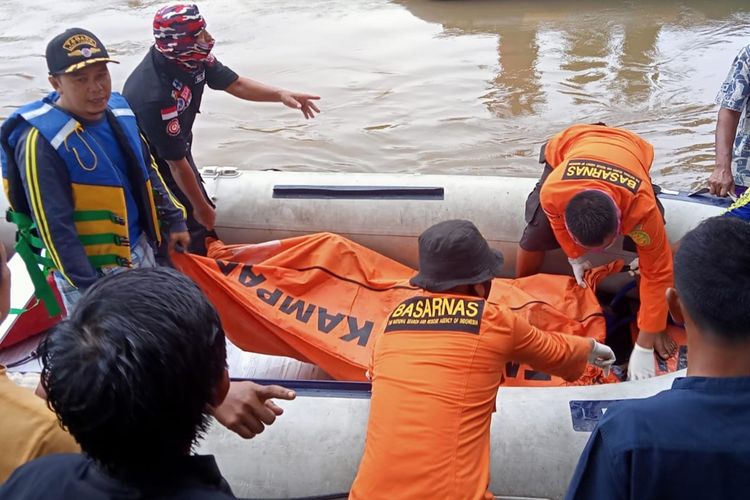 Tim SAR gabungan menemukan pemudik yang hanyut di sungai, Jumat (14/5/2021)
