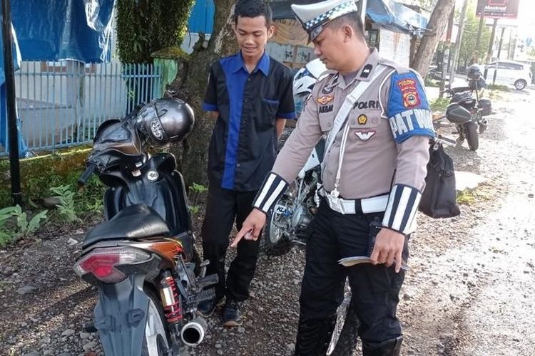 Satlantas Polres Palopo, Sulawesi Selatan, melakukan razia terhadap pengguna kendaraan bermotor roda dua yang menggunakan knalpot bising, di pertigaan jalan Kelapa, Kecamatan Wara, Kota Palopo, Rabu (25/1/2023) pagi.