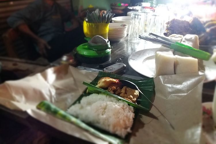 Ini bentuk makanan legendaris Madiun, Nasi Jotos yang wajib menjadi buruan kuliner saat berada di Kota Madiun dan sekitarnya. 