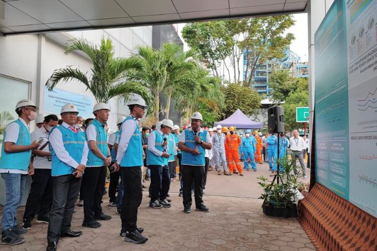 Direktur Utama PLN Darmawan Prasodjo melakukan pengecekan kesiapan PLTGU Tambak Lorok, Semarang, Jawa Tengah, Senin (26/12/2022).

