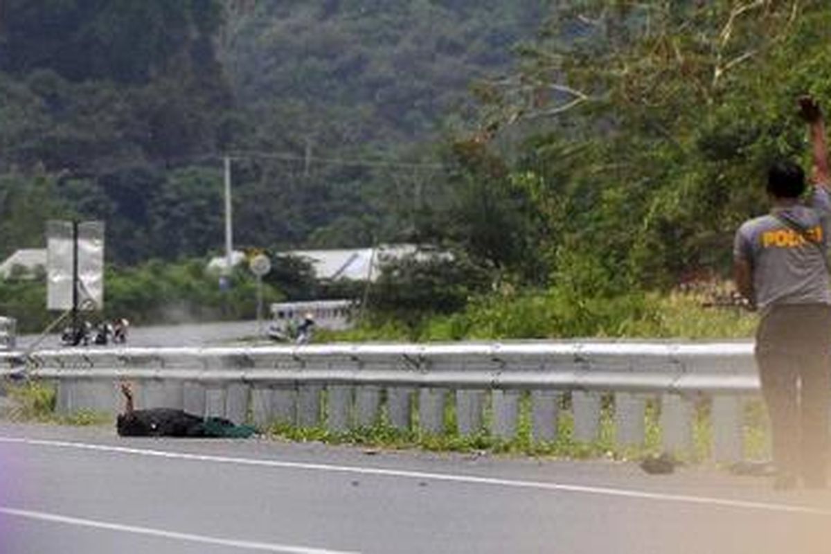 Seorang teroris terkapar tertembak dalam penyergapan oleh kepolisian di Desa Leupung, Aceh Besar, Jumat (12/3/2010). Dalam baku tembak tersebut dua orang teroris tewas dan delapan orang ditangkap.