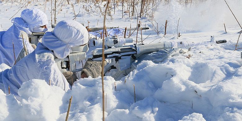 Sniper (penembak runduk) Rusia berlatih menembak di medan bersalju di Region Transbaikal. Para penembak runduk Rusia itu berlatih di suhu ekstrem, mencapai minus 35 derajat Celsius.