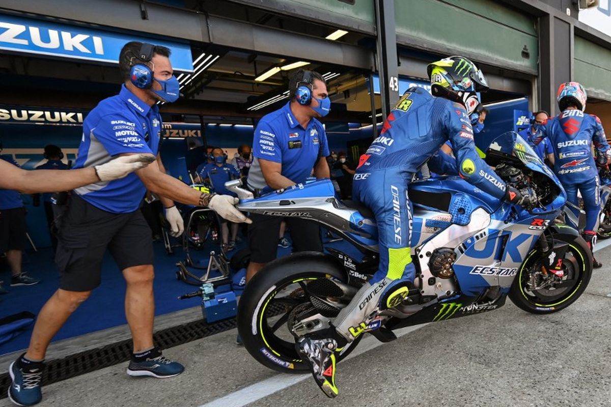 Suzuki Spanish rider Joan Mir goes for the third free practice session ahead of the San Marino MotoGP Grand Prix at the Misano World Circuit Marco-Simoncelli on September 18, 2021 in Misano Adriatico, Italy. (Photo by ANDREAS SOLARO / AFP)