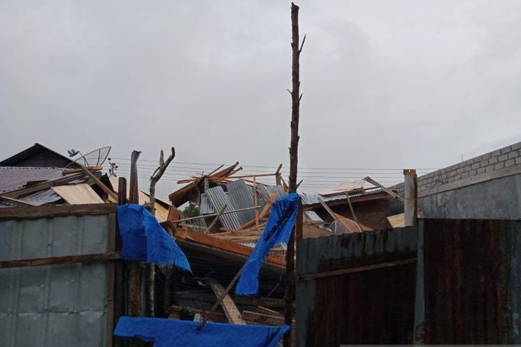Ilustrasi rumah rusak akibat angin kencang di Provinsi Aceh.