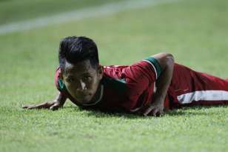 Pesepak bola Indonesia Andik Vermansah terjatuh pada semi final putaran pertama AFF Suzuki Cup 2016 di Stadion Pakansari, Kabupaten Bogor, Jawa Barat, Sabtu (3/12/2016). Indonesia memang atas Vietnam dengan skor 2-1.