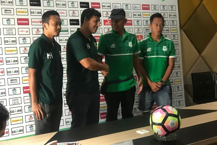 Konferensi pers Persebaya Surabaya dan PSMS Medan sebelum pertandingan.