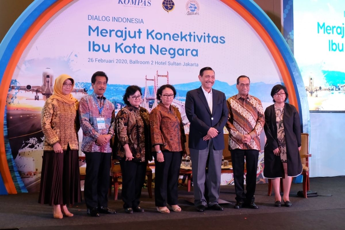 (Dari kiri) Sekretaris Sekretariat Ibu Kota Negara Bappenas Hayu Parasati, Dirjen Planologi Kehutanan dan Tata Lingkungan Kementerian LHK Sigit Hardiwinarto, Kepala Badan Litbang Perhubungan Umiyatun Hayati Triastuti, Pemimpin Redaksi Harian Kompas Ninuk Mardiana Pambudy, Menko Bidang Kemaritiman dan Investasi Luhut Binsar Pandjaitan, Menteri Perhubungan Budi Karya Sumadi, serta Programme Manager of Global Future Cities Programme of British Embassy Maria Hendarti