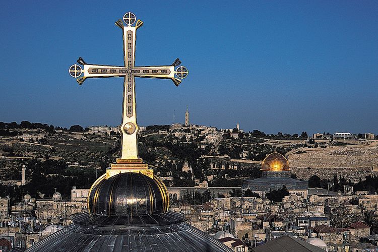 Salib di atas kubah Gereja Makam Kudus di situs Golgota, Yerusalem. Dibangun pada masa pemerintahan Konstantinus I pada abad ke-4.