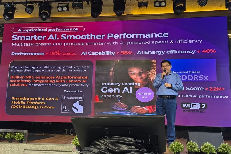 William Hartoyo, Consumer Product Manager Lenovo Indonesia, menjelaskan performa Lenovo Yoga Tab dalam acara peluncuran dan hands-on, di Jakarta, Kamis (16/4/2026). 