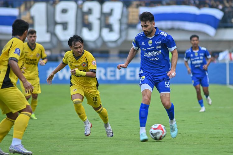 Pemain Timnas Irak Frans Putros tampil apik di pos bek sayap kiri Persib Bandung saat mengalahkan Semen Padang di laga pembuka Super League 2025-2026 Sabtu (9/8/2025) di Stadion Gelora Bandung Lautan Api (GBLA).