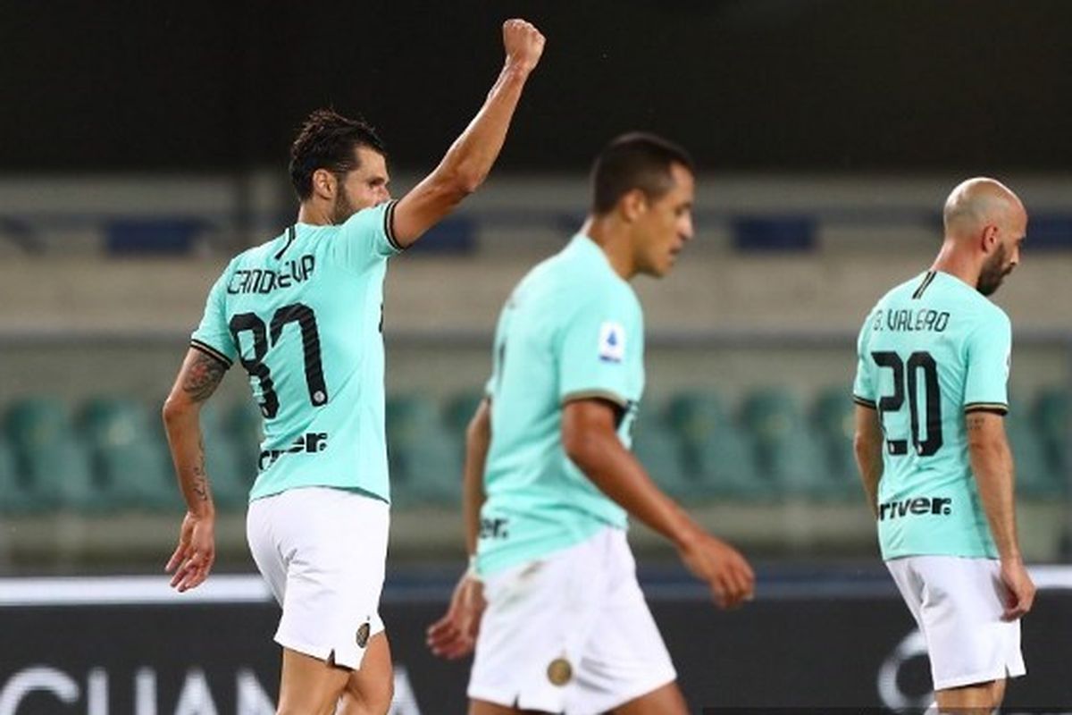 Antonio Candreva mengepalkan tangan setelah berhasil mencetak gol dalam laga Hellas Verona vs Inter Milan pada pekan ke-31 Liga Italia 2019-2020.