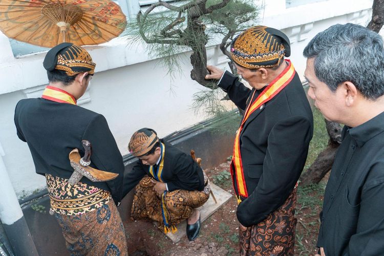 Ahmad Mahendra, Plt Ketua Museum Cagar Budaya/Indonesian Heritage Agency mendampingi proses ruwatan di sekeliling bangunan Museum Nasional Indonesia.