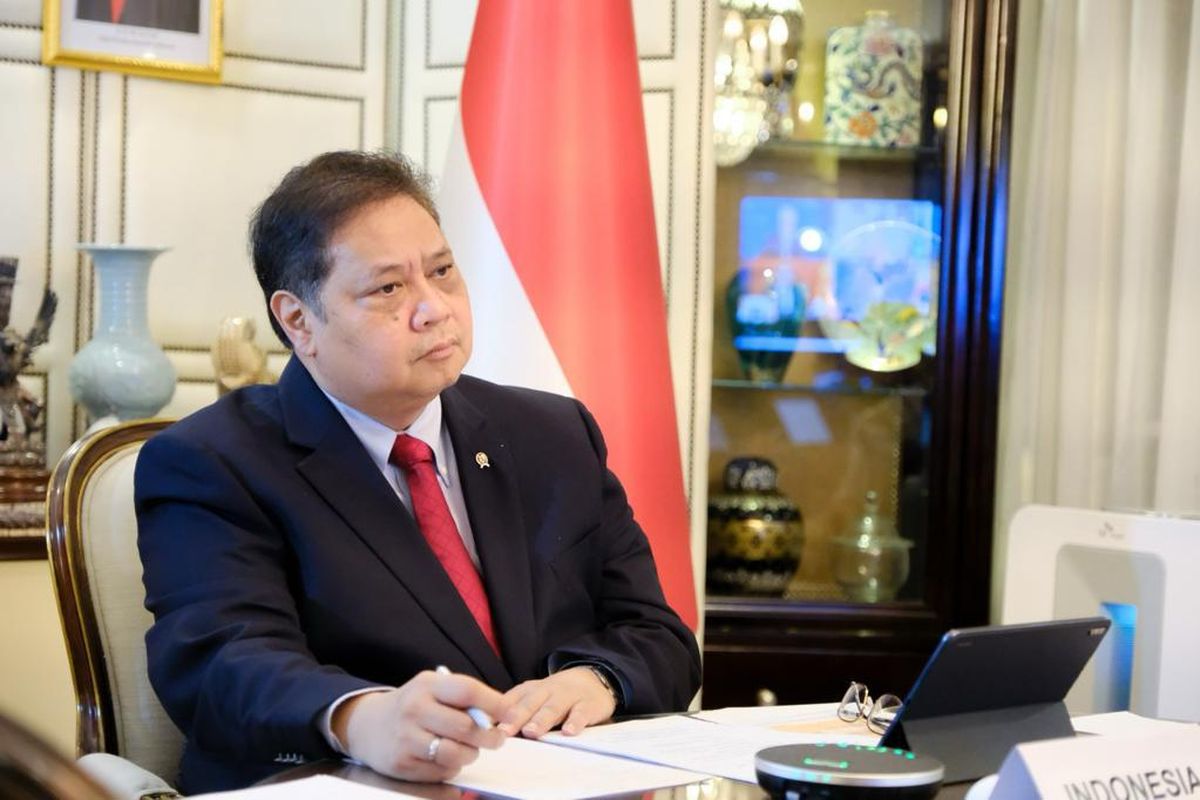 Menteri Koordinator (Menko) Bidang Perekonomian Airlangga Hartarto saat menghadiri Virtual G20 Leaders? Summit untuk mewakili Presiden Joko Widodo (Jokowi), Rabu (22/11/2023) malam.