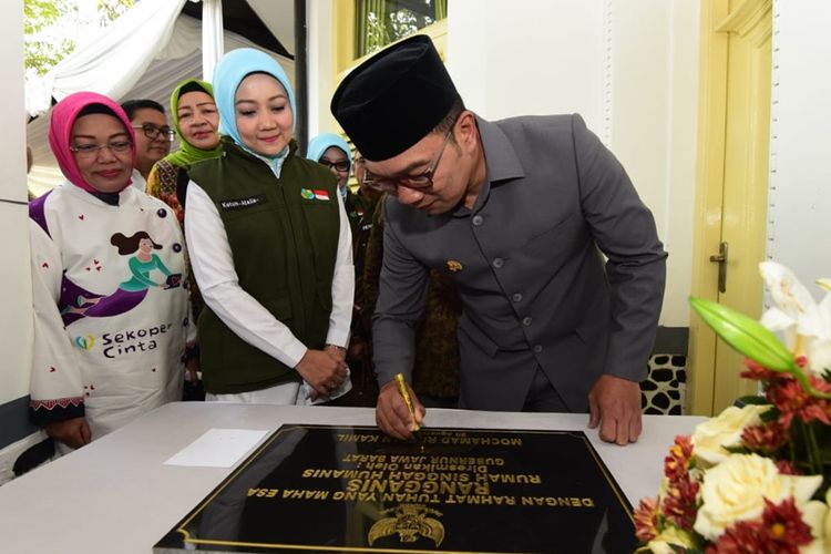 Gubernur Jawa Barat Ridwan Kamil bersama istrinya Atalia Praratya saat meresmikan Rumah Singgah Humanis di Jalan Wastukancana, Kota Bandung, Selasa (20/8/2019).