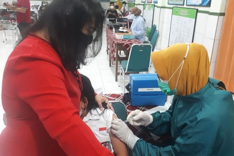 Seoramg siswa menjalani vaksinasi dengan didampingi orangtuanya di Ungaran, Kabupaten Semarang, Jawa Tengah.