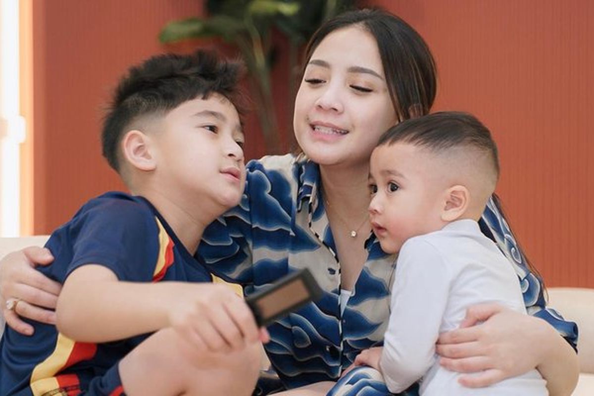 Potret Nagita Slavina bersama kedua anaknya, Rafathar dan Rayyanza.