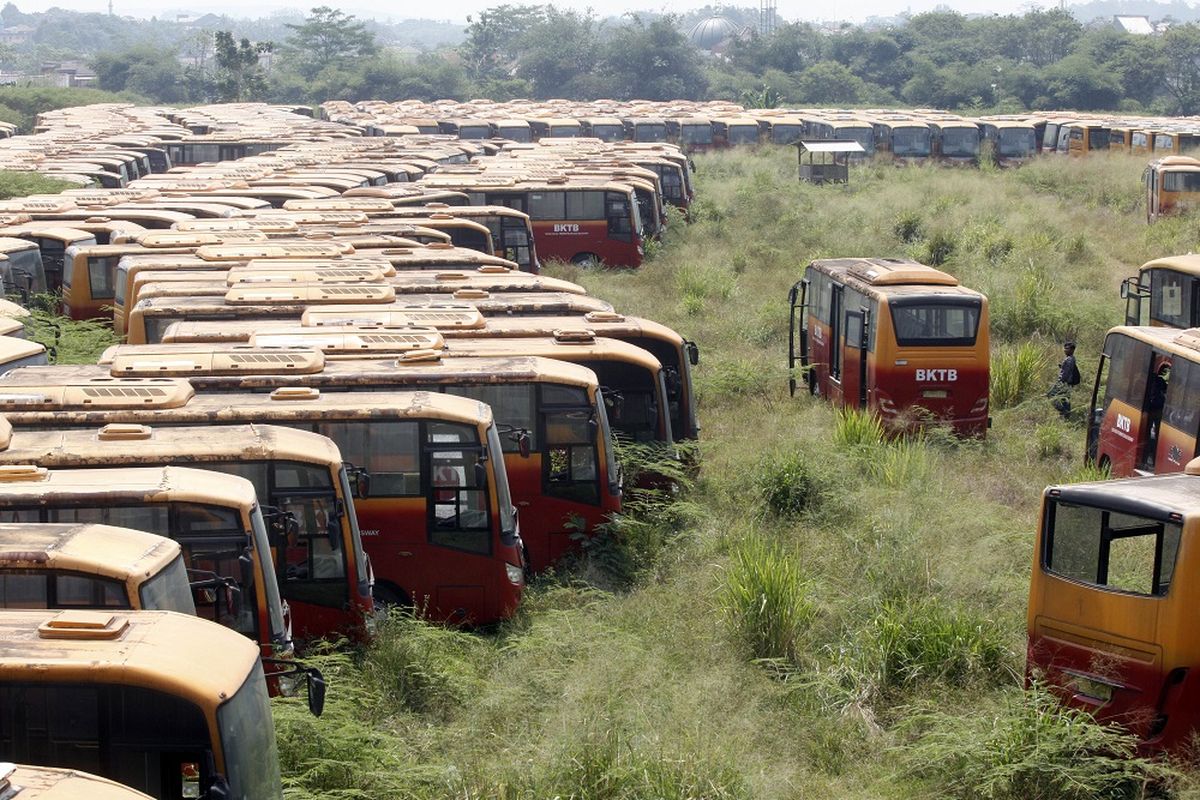 Sejumlah bus Transjakarta yang sudah tidak digunakan lagi diparkir di lahan kosong di Dramaga, Kabupaten Bogor, Jawa Barat, Kamis (25/7/2019). Kurang lebih 300 bus Transjakarta dengan kondisi tak terawat diparkir di lahan kosong sejak 2018. ANTARA FOTO/Yulius Satria Wijaya/ama.