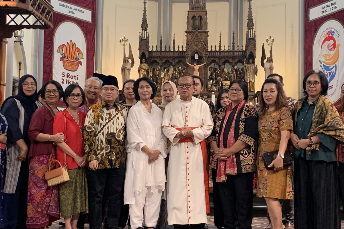 Kunjungan Kelompok Lintas Agama ke Gereja Katedral di Hari Natal, Bawa Hadiah Cinta untuk Jemaat