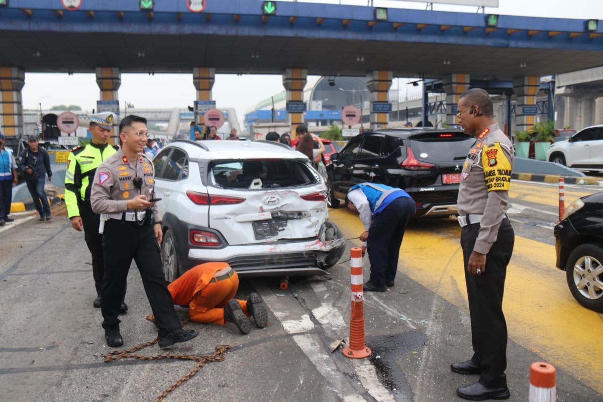 Kecelakaan Beruntun di GT Halim, 4 Korban Luka Dibawa ke RS