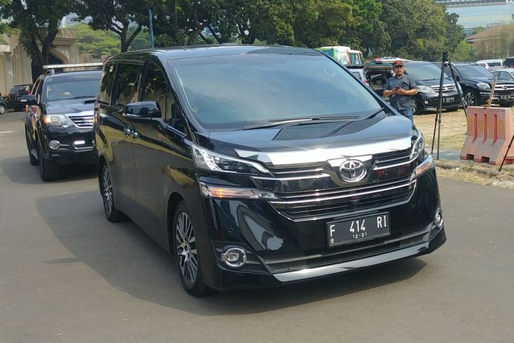 Mobil Ketua Umum Partai Demokrat Susilo Bambang Yudhoyono di kediamannya di Mega Kuningan, Jakarta, Jumat (10/8/2018).