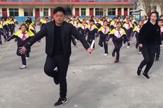 Kepala Sekolah di China Ajak Para Murid Menari 