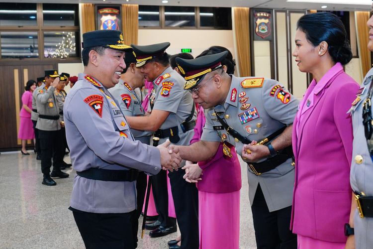 Kapolri Jenderal Listyo Sigit Prabowo melantik sejumlah perwira tinggi Polri di Gedung Rupatama Mabes Polri Jakarta, Kamis (14/12/2023).